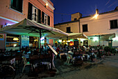 Menschen auf der Terrasse eines Restaurants am Abend, Marina di Campo, Elba, Toskana, Italien, Europa