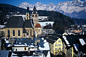 Kitzbühl und Bergpanorama, Tirol, Österreich