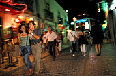 Menschen in der Fussgängerzone bei Nacht, Lagos, Algarve, Portugal, Europa