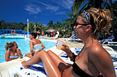 Menschen am Pool des Hotel Sol Palmeiras, Varadero, Kuba, Karibik, Amerika