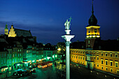 Beleuchtete Sigismund Statue auf dem Schlossplatz vor dem Warschauer Königsschloss bei Nacht, Warschau, Polen, Europa