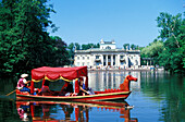 Boot auf einem See im Lazienki Park und Palais Belvedere im Hintergrund, Warschau, Polen, Europa