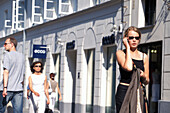 Menschen in der Einkaufsstrasse Chmielna Strasse, Warschau, Polen, Europa