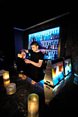 Barkeeper im Club Disco Privé, Tallinn, Estland, Europa