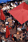 Blick von oben auf Menschen in Cafes auf dem Rathausplatz, Tallinn, Estland, Europa