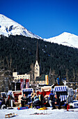 Leute sonnen sich im Strandkkorb, Bolgen Plaza, Apres Ski, Davos, Graubünden, Schweiz