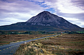 Landstrasse und Mount Errigal unter Wolkenhimmel, County Donegal, Irland, Europa