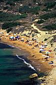 Menschen am Strand in der Ghaijn Tuffieha Bucht, Malta, Europa