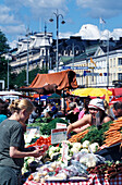 Menschen auf dem Kauppatori Markt, Helsinki, Finnland, Europa