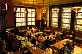 Menschen in Bewley's Café, Dublin, Irland, Europa