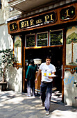Waiter carrying drinks at Bar del Pi, Placa del Pi in the Barri Gotic Old City, Barcelona, Catalonia, Spain