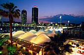 Restaurant am Olympia Hafen bei Nacht mit Hotel Arts im Hintergrund, Barcelona, Katelonien, Spanien