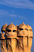 Kamine auf dem Dach von Casa Mila, La Pedrera, Barcelona, Katalonien, Spanien
