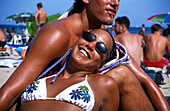 Paar am Stand vor Club Beach Bora-Bora, Platja d´en Bossa, Ibiza Balearen, Spanien