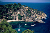 Blick von der Küstenstraße, Segelschiffe in der Bucht in der Nähe von Giverola, Costa Brava, Katalonien, Spanien