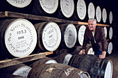 Mann rollt Fässer in der Ben Nevis Destillerie, Fort William, Invernesshire, Schottland, Grossbritannien, Europa