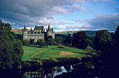 Schloss Inveraray am See Loch Fyne unter grauen Wolken, Argyll, Strathclyde, Schottland, Grossbritannien, Europa