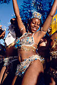 Frau in Kostüm tanzt und feiert, Mardi Gras, Karnival, Port of Spain, Trinidad und Tobago, Karibik