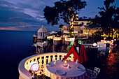 Kellner deckt den Tisch, Abendessen in La Puntilla De Piergiorgio Palace, Italienisches Restaurant, Sosua, Dominikanische Republik, Karibik