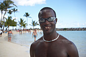 Tourist am Strand von Sainte-Anne, Grande-Terre, Guadeloupe, Karibisches Meer, Karibik, Amerika
