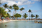 Leute am Strand von Sainte-Anne, Grande-Terre, Guadeloupe, Karibisches Meer, Karibik, Amerika
