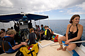 Menschen auf einem Boot der Les Heures Saines Tauchschule, Bouillante, Basse-Terre, Guadeloupe, Karibik, Amerika