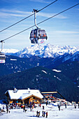 Gondelbahn und Menschen vor einer Skihütte, Olang, Kronplatz, Plan de Corones, Dolomiten, Südtirol, Italien, Europa