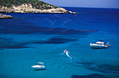 Boote in der Bucht Cala Xarraca, Portinatx, Ibiza, Balearen, Spanien