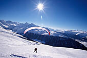 Paraglider am Jakobshorn, Davos, Graubünden, Schweiz