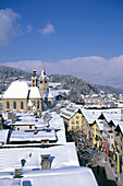 Blick auf Häuser und Kirche der Stadt Kitzbühel, Tirol, Österreich, Europa