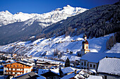 Verschneite Häuser der Stadt Neustift, Stubaital, Tirol, Österreich, Europa
