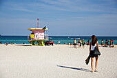 Rettungsschwimmerturm und Menschen am Strand, South Beach, Miami, Florida, USA, Amerika