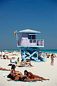 Sandstrand, Art Deco Rettungschwimmerturm, South Beach, Miami, Florida, USA