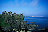 Ruine von Burg Dunluce an der Küste, Antrim, Irland, Grossbritannien, Europa