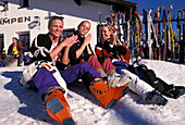 Drei Frauen beim Apres-Ski, Gampen, St. Anton am Arlberg, Österreich