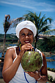 Brasilianerin mit Cocktail, Praia do Forte Brasilien