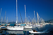 Yachthafen und ein Motorboot, Marmaris, Türkei