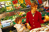 Frau mit Kind im Supermarkt, People