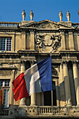 Franzoesische Flagge, Rathaus, Arles, Bouches-du-Rhone Provence, Frankreich