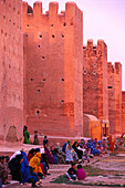 Verhüllte Frauen, Stadtmauer, Taroudant Marokko