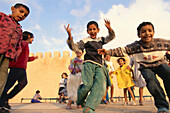 Einheimische Kinder beim Spielen, Essaouira, Marokko