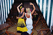 Frauen tanzen auf der Feria del Vino Fino, Puerto de Santa Maria, Cadiz, Andalusien, Spanien, Europa