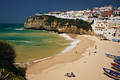 Menschen am Strand im Sonnenlicht, Carvoeiro, Algarve, Portugal, Europa