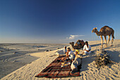 Picknick in der Wüste, Dünenlandschaft in der Nähe von Nefta, Tunesien