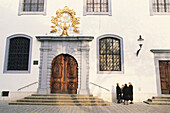 Eine Gruppe Senioren vor dem Eingang, Franziskanerplatz, Bratislava, Slovakei