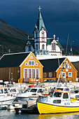 Hafen und Kirche von Husavik, Island