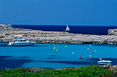Boote in der Bucht, Cala Binibeca, Menorca, Spanien