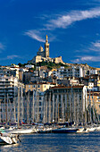Segelboote im Hafen und die Kirche Notre-Dame-de-la-Garde unter Wolkenhimmel, Vieux Port, Marseille, Bouches-du-Rhone, Provence, Frankreich, Europa
