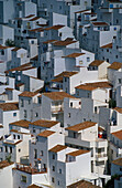 Blick auf weiße Häuser und Dächer, Casares, Provinz Malaga, Andalusien, Spanien, Europa