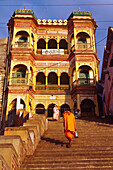 Sanyasin auf Treppe, Kedar Ghat, Varanasi, Benares Uttar Pradesh, India